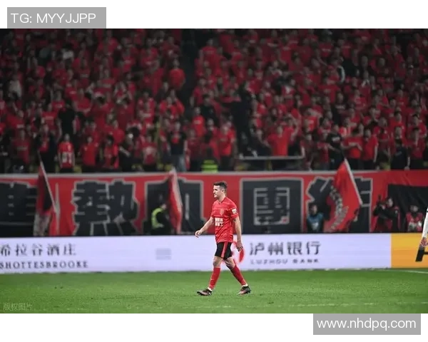 足球教练确诊新冠疫情影响球队备战引发广泛关注与讨论